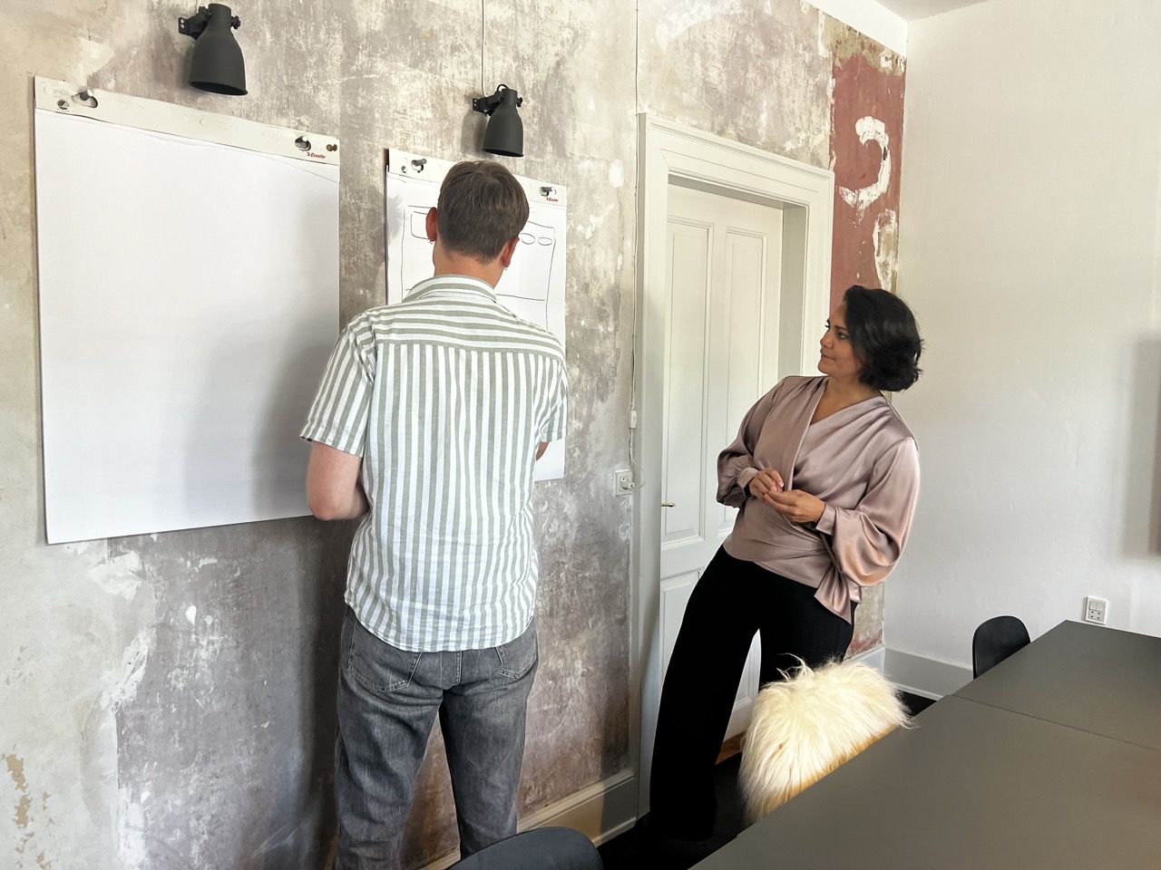 SEO-specialist skitserer hjemmeside for bedre Google-placeringer.